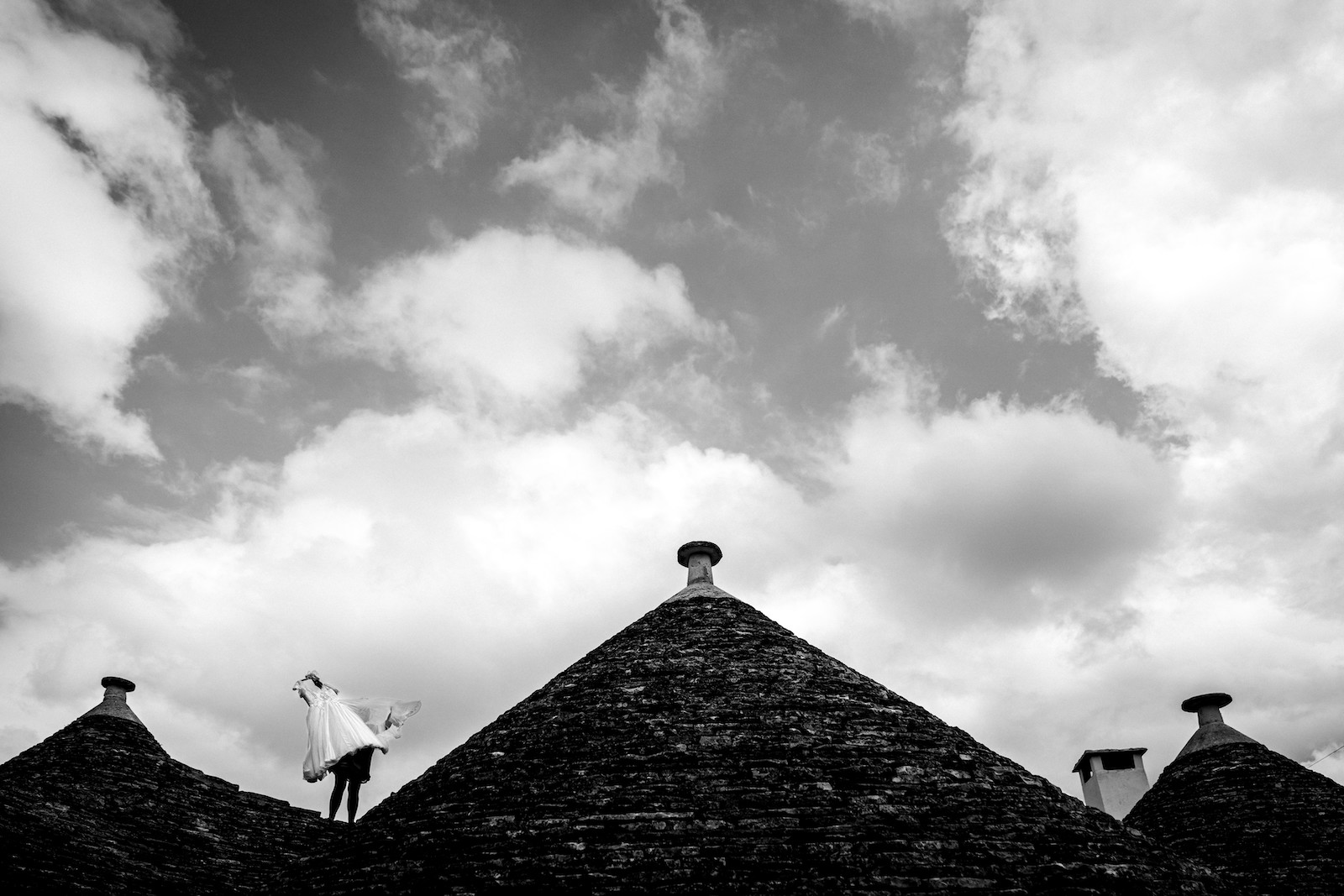 wedding planner - matteo lomonte - black and white - bride - clouds