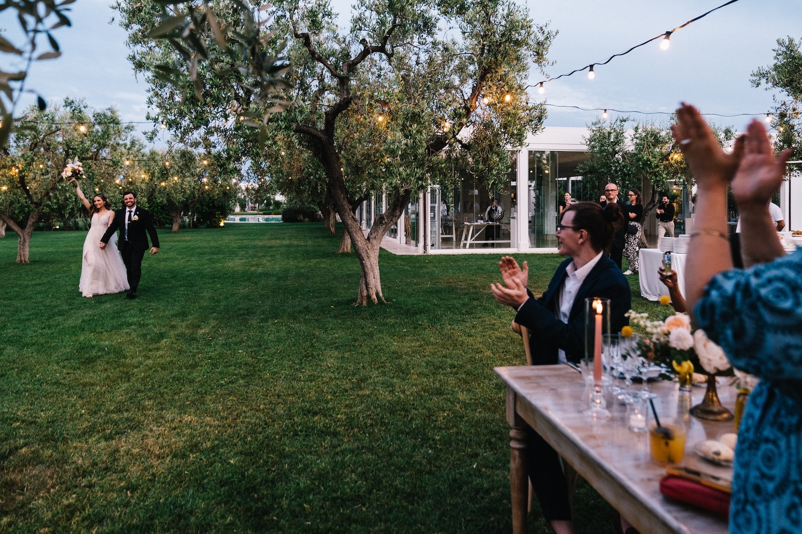 Puglia destination wedding ingresso sposi cena 