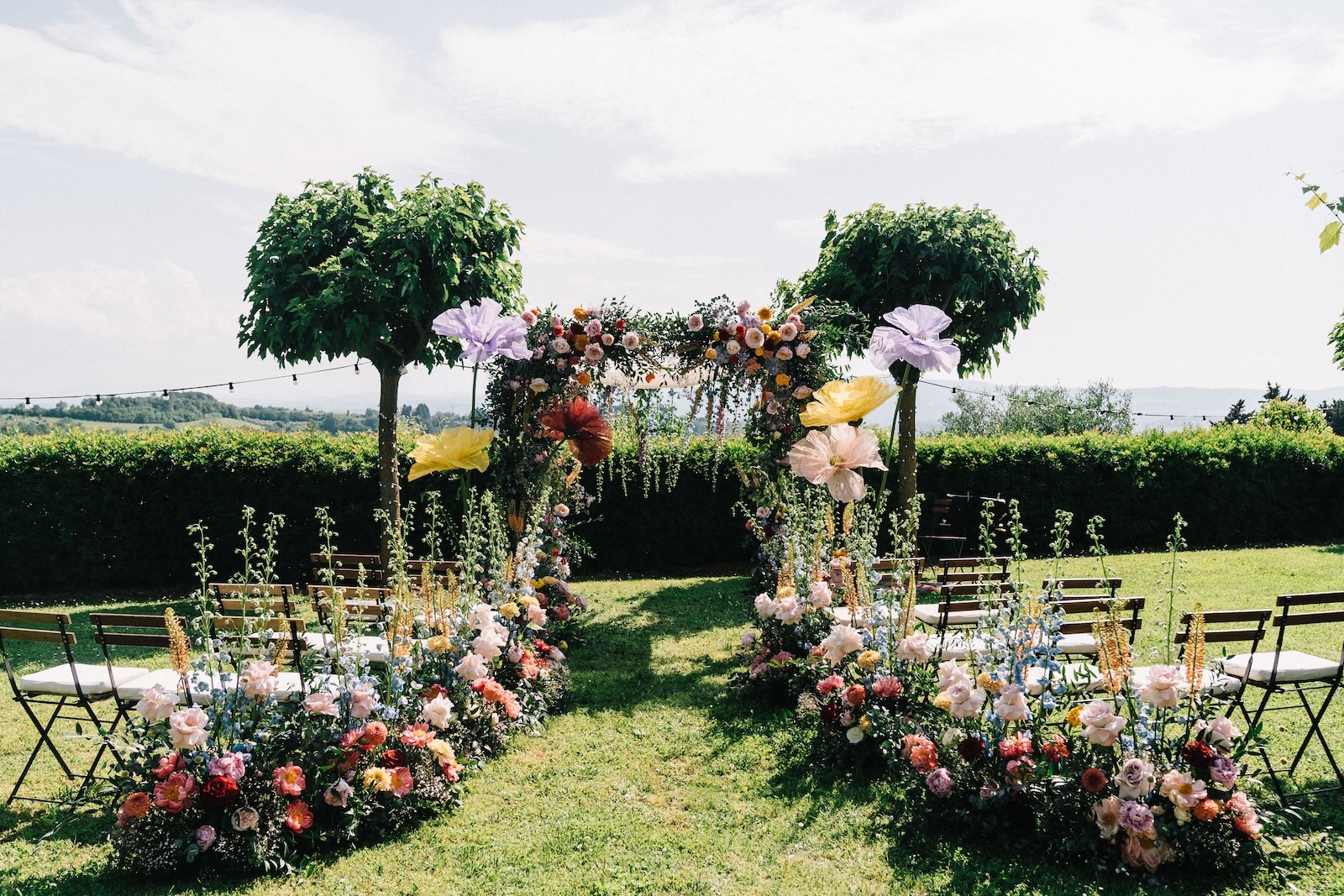 Wedding in Borgo Petrognano big paper flowers